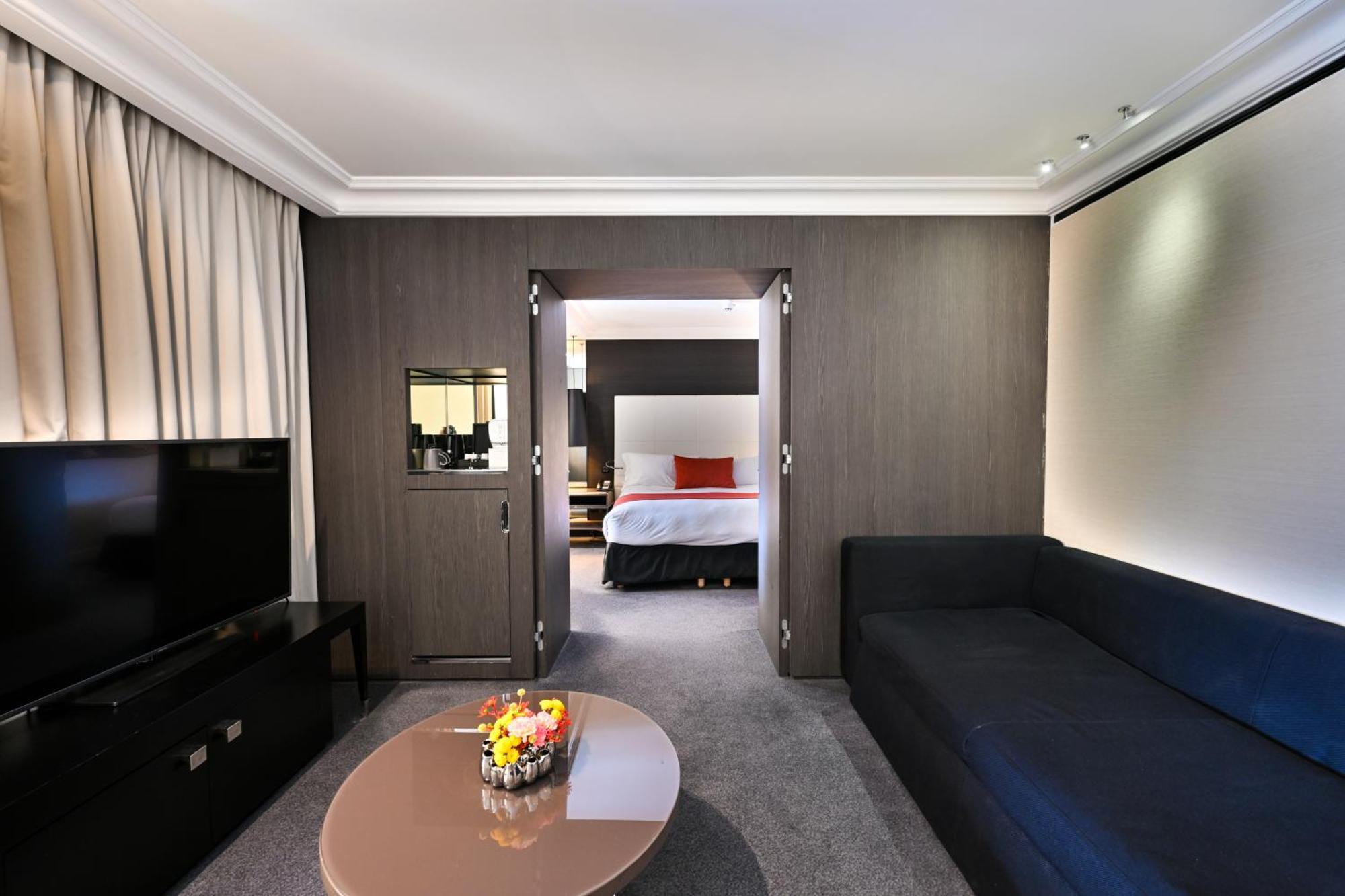 Junior King Suite Church View